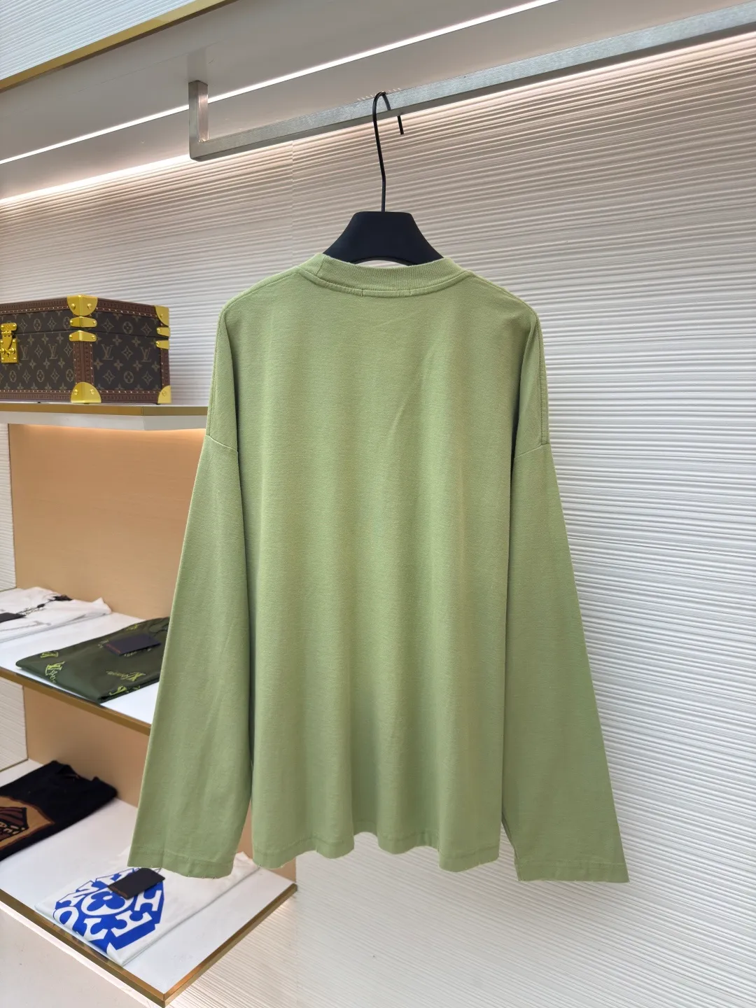 Acne Studios 1966 mud-dyed washed and distressed long sleeves ●Authentic product: purchased and developed for 2399 ●Item number: 1680623-A15 ●Fabric: super soft cotton fabric ●Technology: washed and distressed ●Version: loose fit ●Weight: about 420 grams ●Size: S-M-L-XL ●Description: Made of ultra-soft pure cotton fabric, garment-dyed, washed and distressed, the chest part has a dirty feel, and the lower part shows a gradient effect. The neckline is slightly frayed to better fit the overall tone. The overall line is straight and delicate, the fabric is comfortable and soft, and the color is consistent without color difference. It can be matched with the same style to create a fashionable look and control various occasions. Customized accessories, complete with three standards, the same style for men and women!